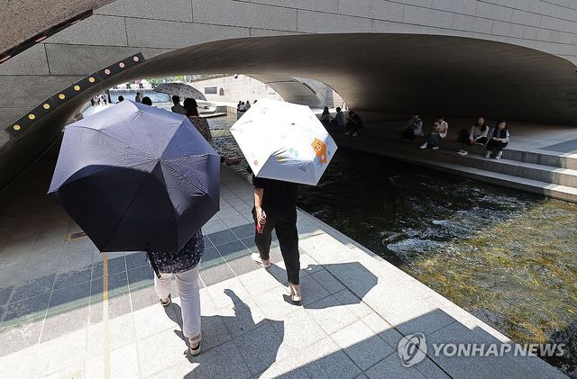 청계천 다리 아래 휴식 취하는 시민들