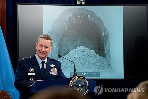 26일 언론 상대로 브리핑하는 케인 미 합참의장