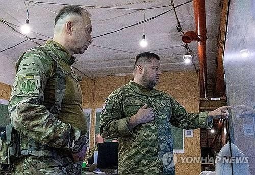 수미 지역 전선 방문한 시르스키(왼쪽) 우크라이나군 총사령관