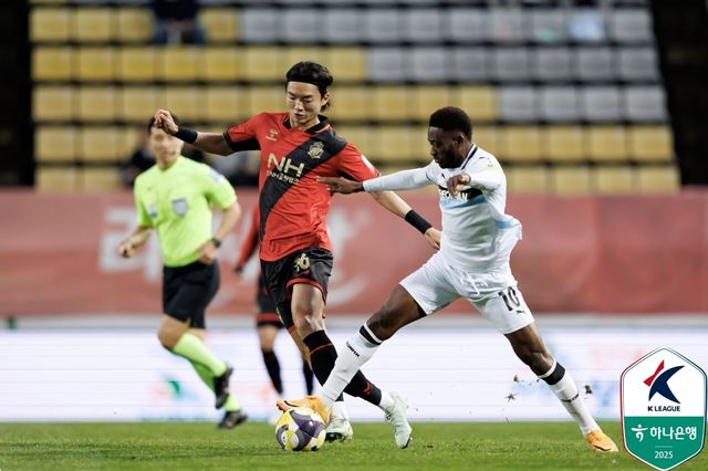 이강희(가운데)가 경남FC에서 뛰던 모습.