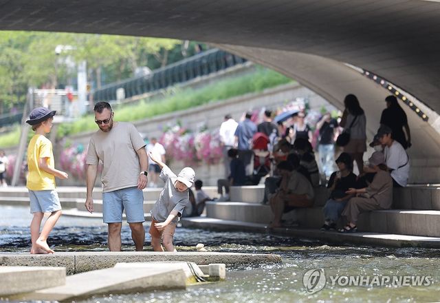 더위 피해 그늘로