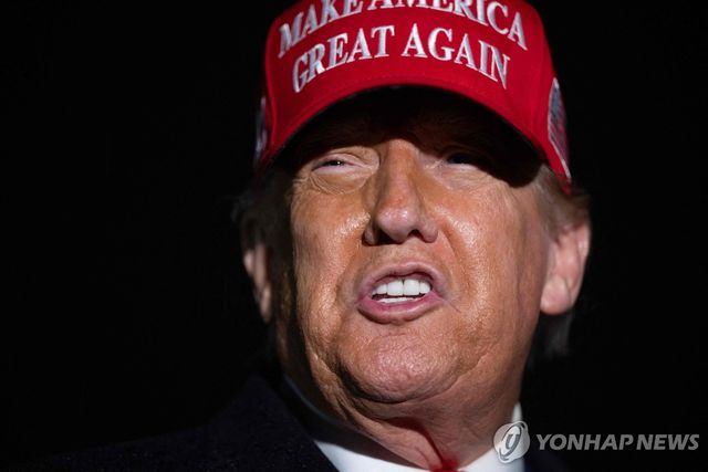 MAGA 모자 쓴 트럼프
