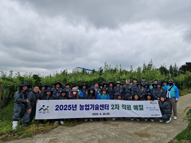 기념촬영하는 직원들