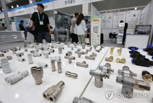2025 자동차부품산업 박람회에 전시된 부품들