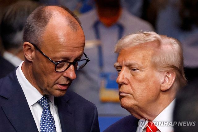 나토 정상회의에서 대화하는 도널드 트럼프 미국 대통령(오른쪽)과 프리드리히 메르츠 독일 총리