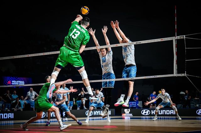 슬로베니아와 경기에서 스파이크하는 디미트로프(13번)