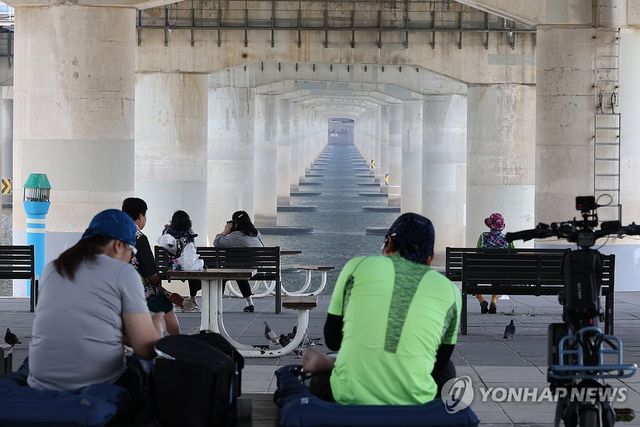 더위 피해 다리 밑으로