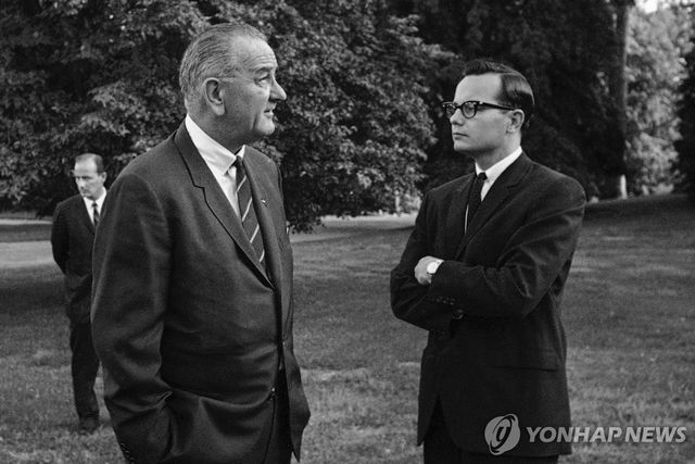 린든 존슨 전 미국 대통령(좌측)과 빌 모이어스(우측)