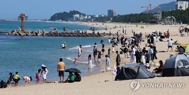 시원한 바닷물에 발 담그면 무더위가 '싹'