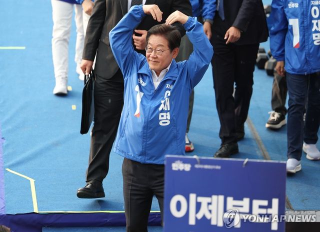하트 만드는 이재명 후보