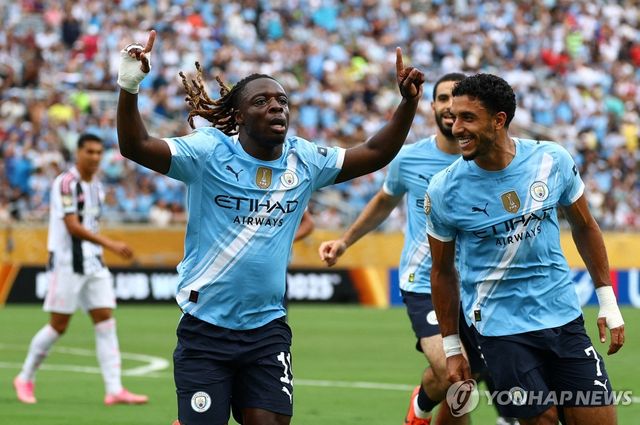 맨시티의 첫 골을 터트린 제레미 도쿠(왼쪽)가 세리머니 하는 모습.