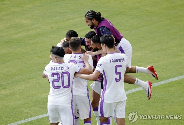 역전 골 후 기쁨을 나누는 박용우(5번) 등 알아인 선수들 