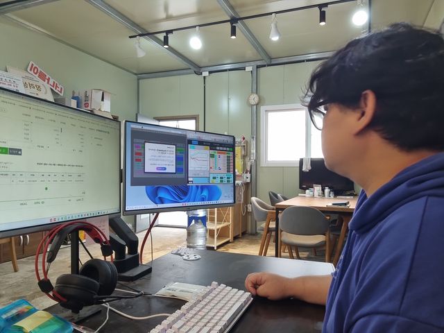 스마트온실 모니터링하는 안진엽 양림해오름농장 대표