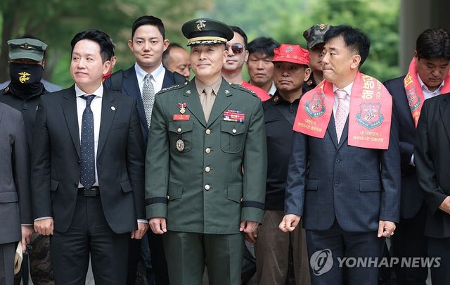 공판 출석 전 기자회견 참석한 박정훈 대령