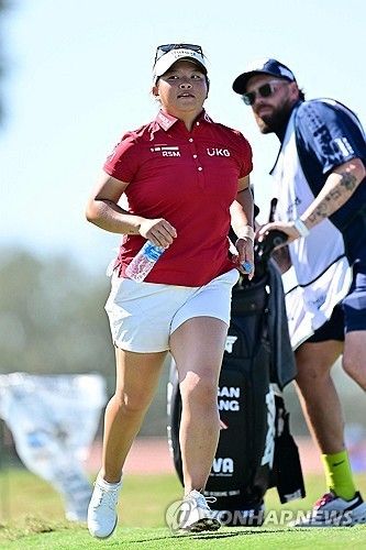 메간 캉과 캐디.