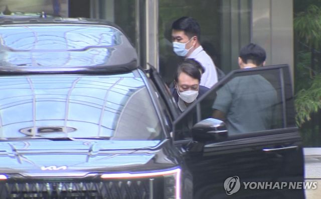 윤 전 대통령, 퇴원하는 김건희 여사 동행