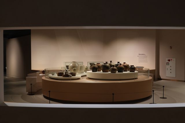 설문대할망전시관 상설 1관 민속관 내 대규모 개방형 수장고인 '할망의 보물함'