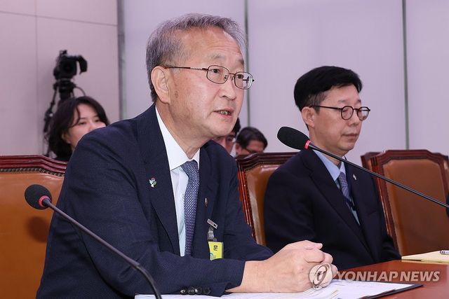 답변하는 김남중 통일부 차관