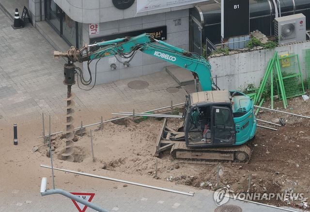 가스 배관 뚫은 굴착기