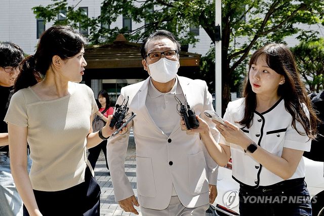 법정 향하는 '건진법사' 전성배 씨