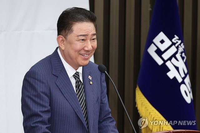 취임 후 첫 의총 참석한 김병기 원내대표