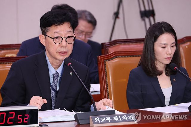 답변하는 박윤주 외교부 1차관