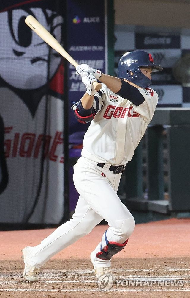 롯데 박찬형 프로 첫 안타