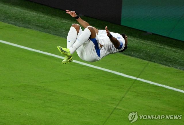 공중 제비돌기로 득점의 기쁨을 드러낸 알힐랄의 살렘 알다우사리.