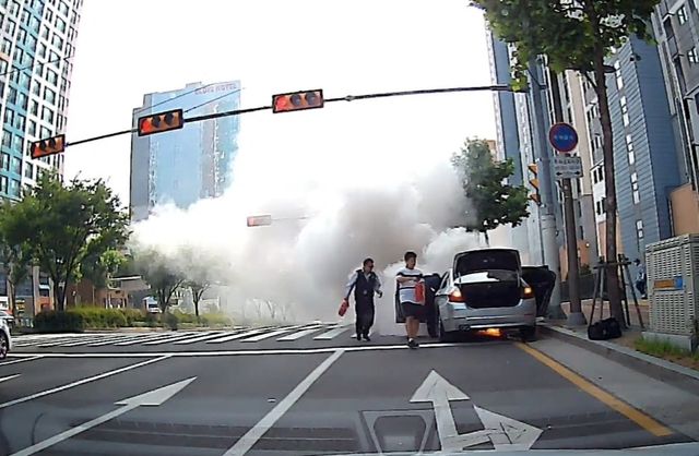 차량 화재 진압하는 소방관과 버스 기사