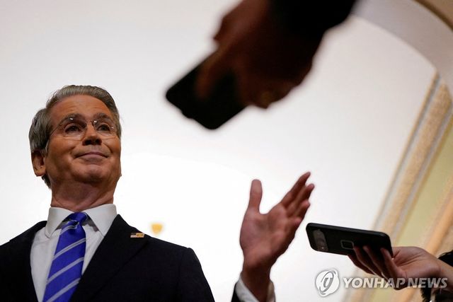 27일(현지시간) 취재진 질의 받는 스콧 베선트 미 재무장관