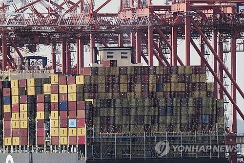 미국 항만의 컨테이너 화물선