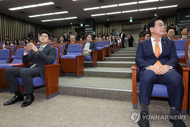 의총 참석한 김용태 비상대책위원장-송언석 원내대표