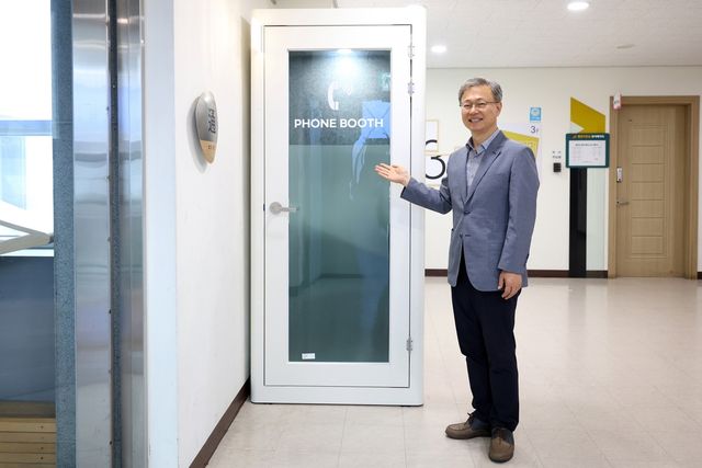 방음전화실을 안내하는 장인홍 구청장
