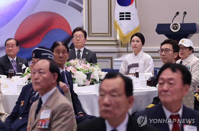 이재명 대통령 부부, 국가유공자 초청 행사 영상 시청