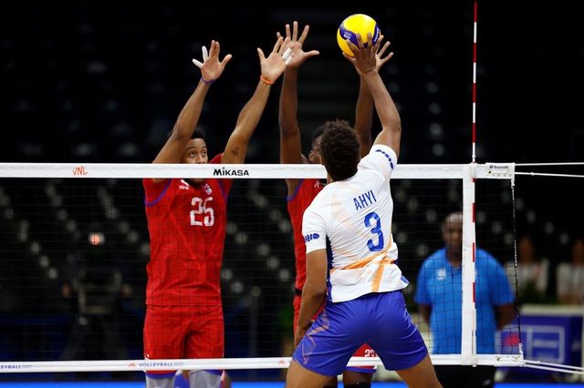 쿠바와 경기에서 공격하는 아히(앞쪽 3번)