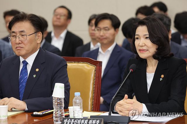 답하는 이진숙 방송통신위원장