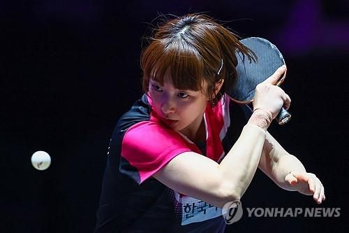 커트 수비하는 한국마사회의 서효원