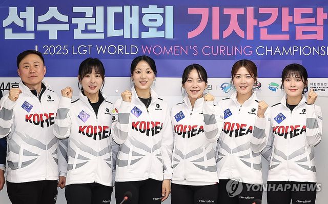 기념촬영하는 경기도청 컬링팀