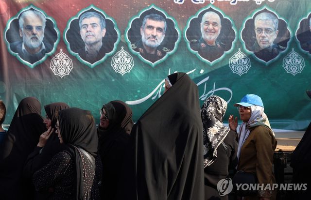 이란 테헤란 시내에 내걸린 사살된 이란군 장성 현수막