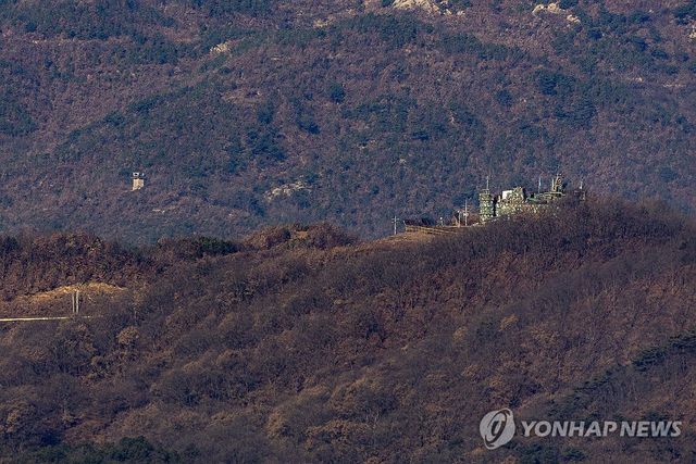 DMZ에서 마주 선 남북