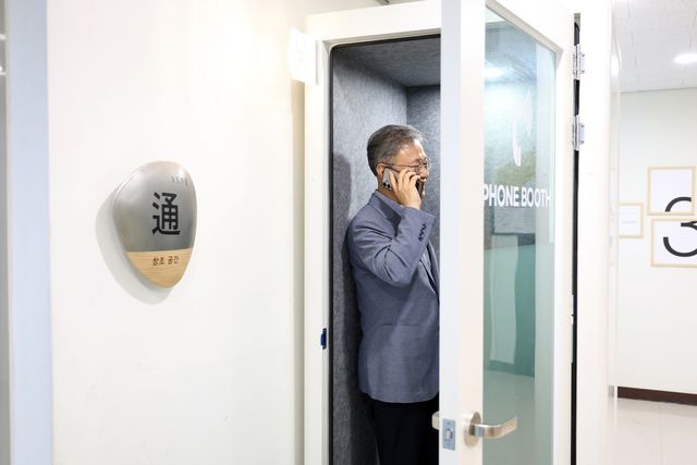 방음전화실에서 통화하는 장인홍 구청장