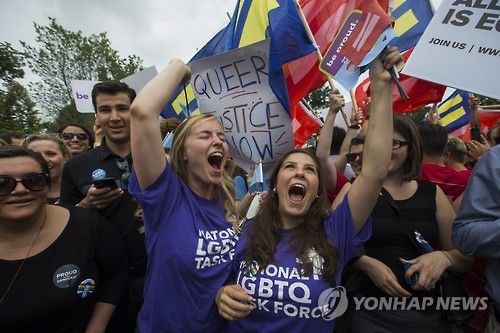 2015년 6월 미국 연방대법원의 동성혼 합법화 결정 이후 환호하고 있는 지지자들 [EPA 연합뉴스 자료사진. 재판매 및 DB 금지]