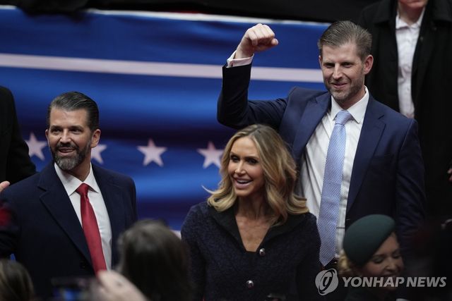 도널드 트럼프 주니어(좌측 첫 번째)와 에릭 트럼프(우측)