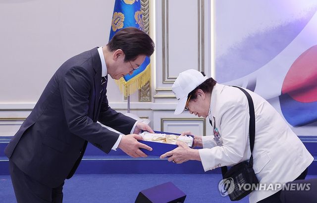 이재명 대통령, 국가유공자 초청 행사 선물 증정