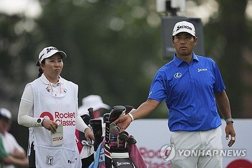 로켓 클래식 1라운드를 치르는 마쓰야마와 캐디 메이 이누이. 