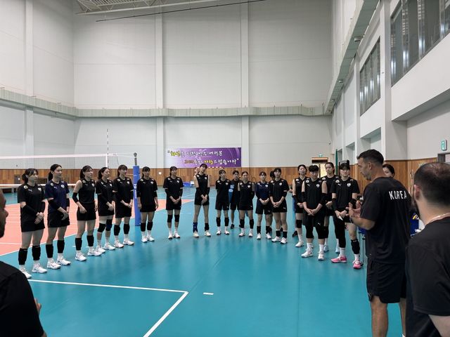 훈련 전 모랄레스 감독(오른쪽에서 2번째)의 지시를 듣는 여자배구 대표팀 선수들