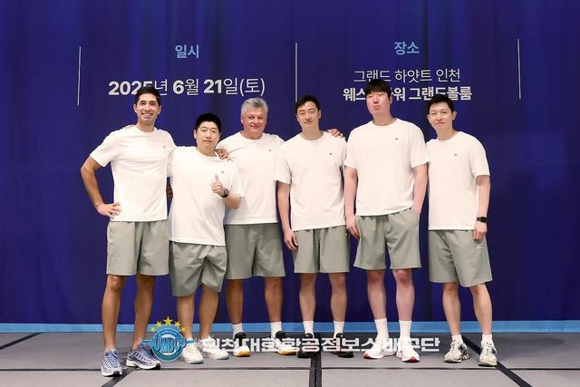 대한항공 배구단 코치진. 왼쪽에서 3번째가 헤난 감독