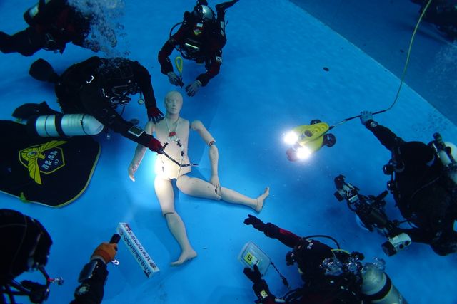 수중 훈련하는 해양경찰 수중감식관들