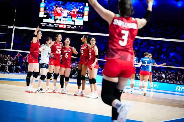 승리에 환호하는 일본 대표팀의 시마무라(앞쪽 3번 선수)