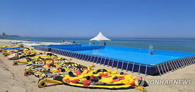 피서객 맞이 준비하는 경포해수욕장